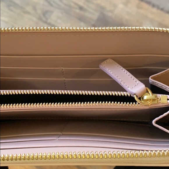 Alice D. Wallet - Picture 3 of 3